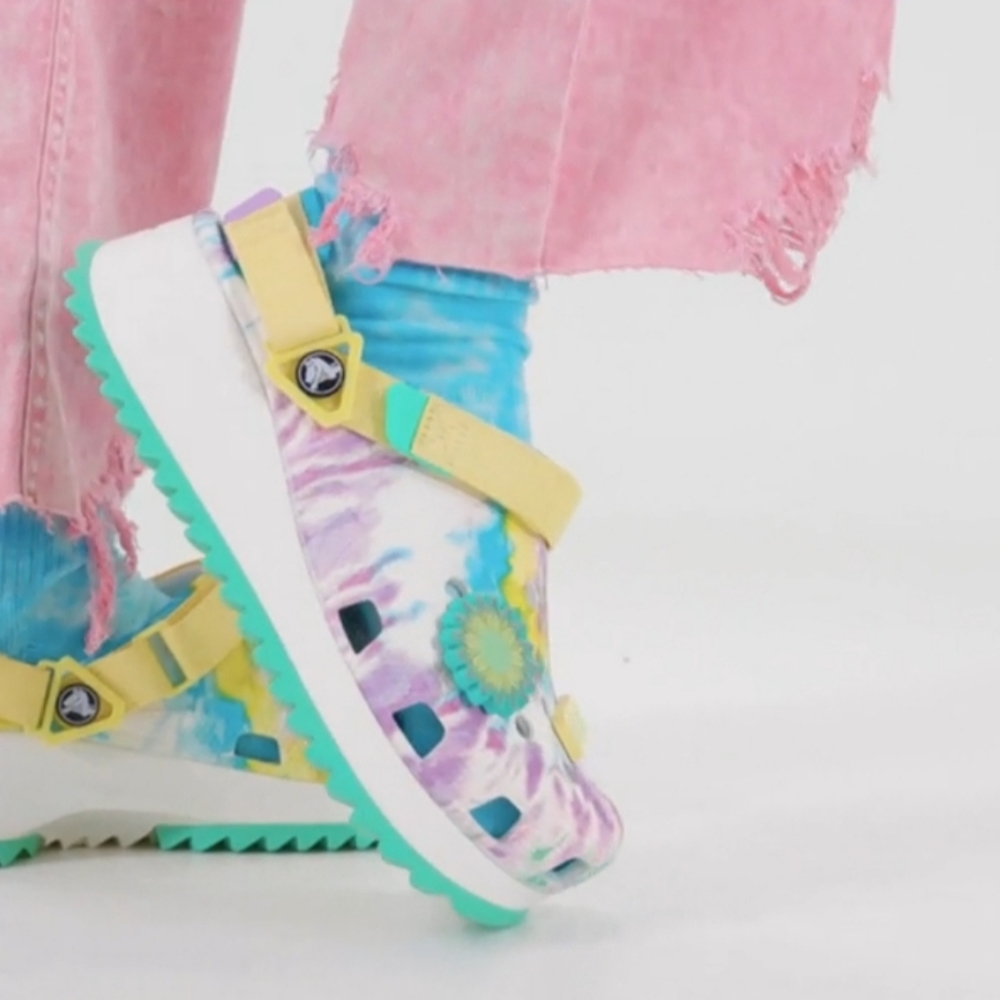 WOMEN'S CROCS CLASSIC HIKER PEACE OUT CLOG SHOES